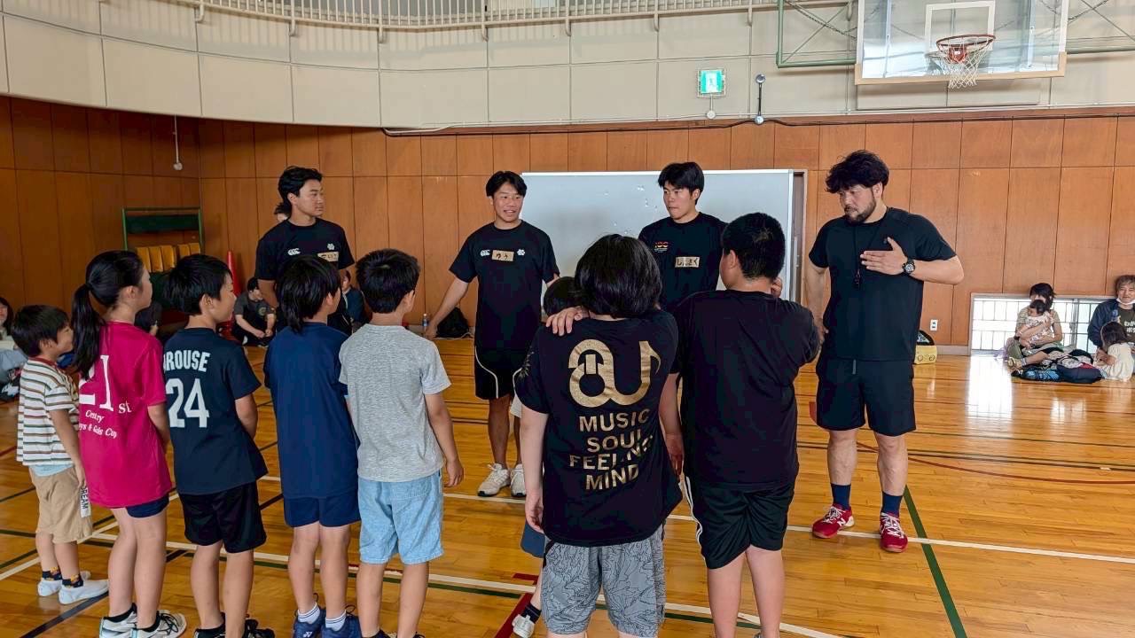子どもたちと大学生ボランティアが交流している様子